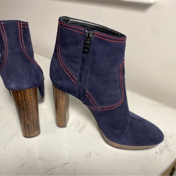 Burberry ankle boot, Hazelburst 115, blue suede, wood-effect heel. Red stitching - Picture 4 of 8